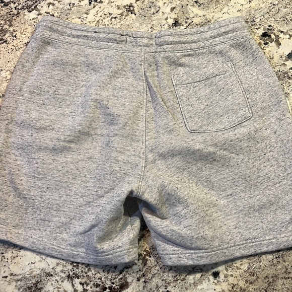 Hollister shorts and a size large - Picture 5 of 5